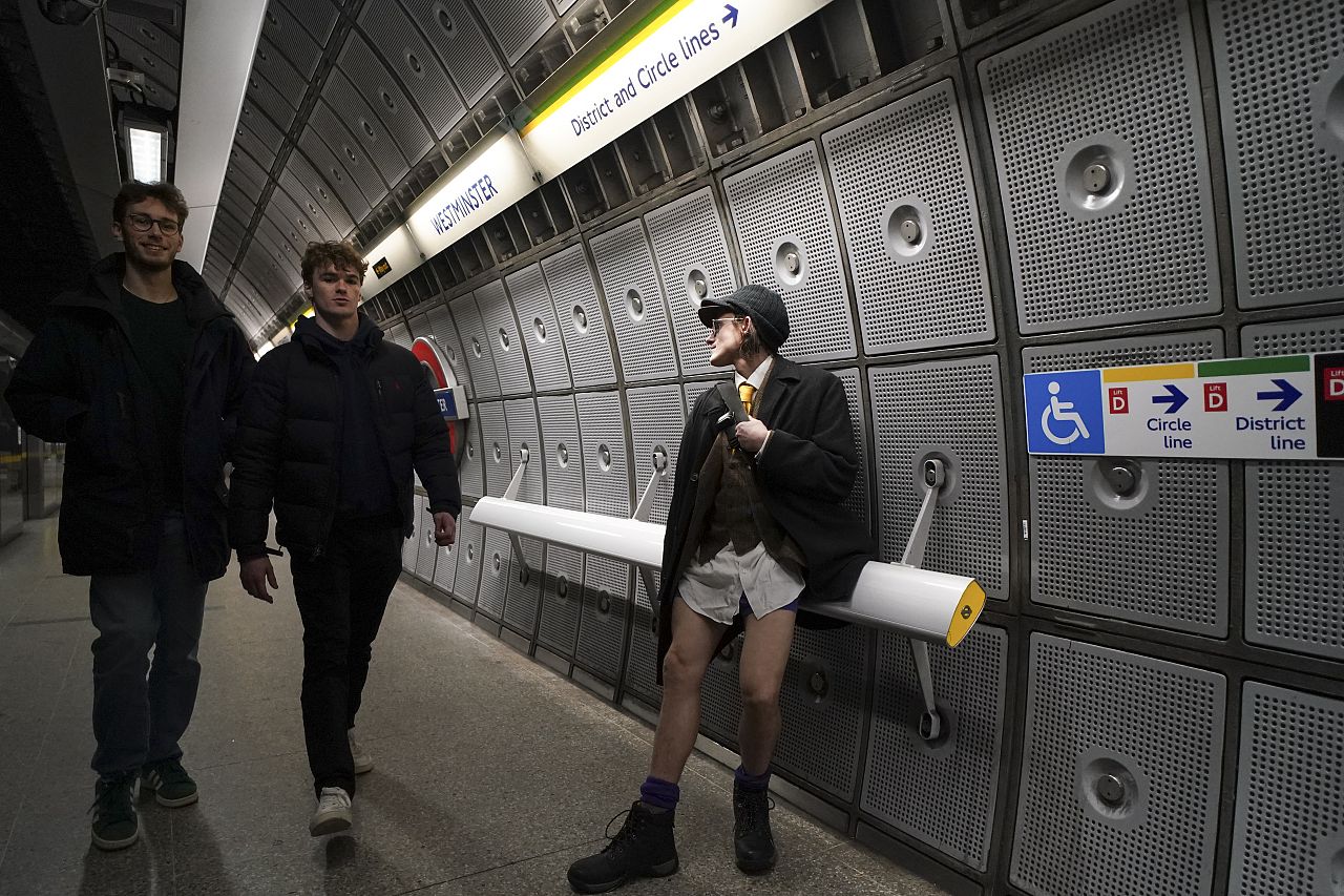 no trousers no problem london underground users bare their legs for official no trousers jhOQslUb