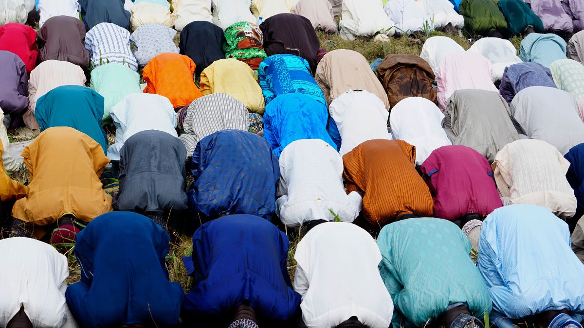 muslims celebrate eid al fitr around the world as holy month of ramadan comes to 5k3kJPVa