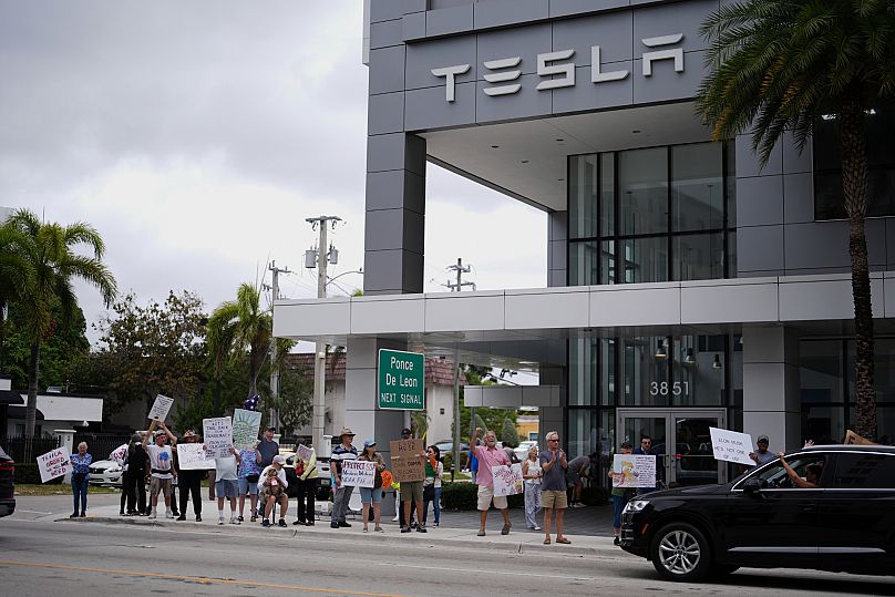 Protesters rebel against Elon Musk's US government purge during Tesla Takedown 1 protesters rebel against elon musks us government purge during tesla takedown 0 QhmKtvfg
