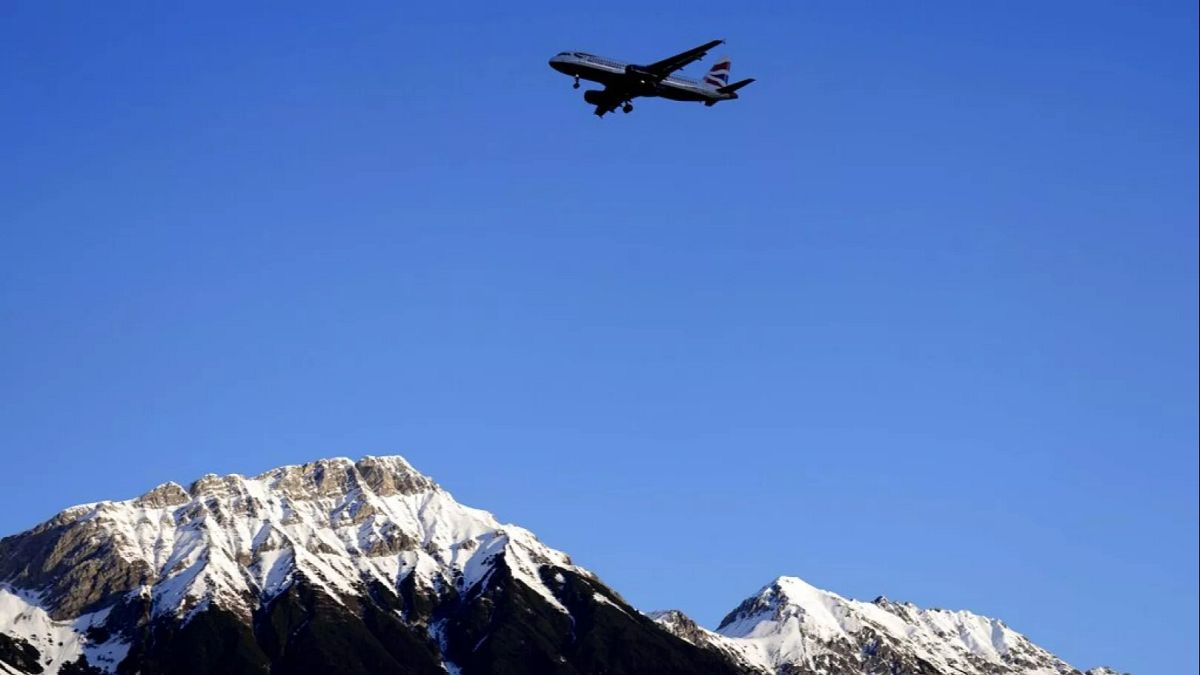 this pilot specialises in dangerous airport landings heres what he wants passengers to know vcbIUBSO