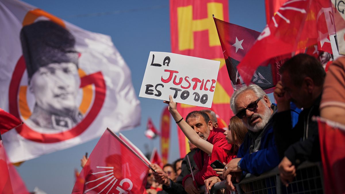 thousands attend chp rally in istanbul against mayor ekrem imamoglus arrest 3kpvnMuP
