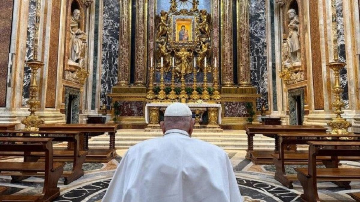 a still recovering pope francis makes surprise visit to basilica santa maria maggiore in 5YG3ebrQ