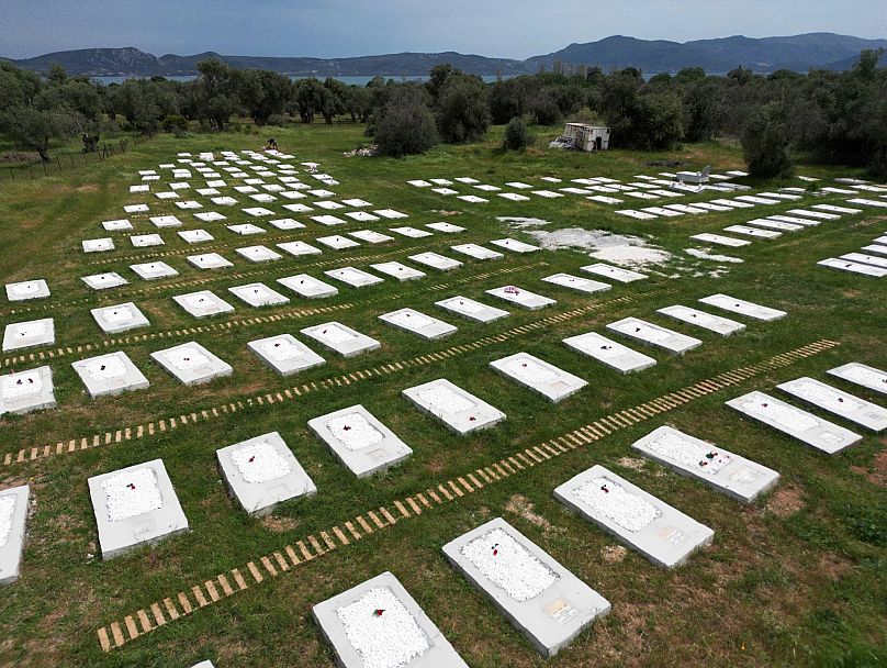 At least seven dead after migrant boat capsizes near Greek island of Lesbos 1 at least seven dead after migrant boat capsizes near greek island of lesbos 0 mkGBnQWn
