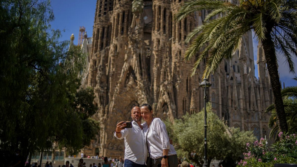 barcelona to create special selfie zone to curb tourist chaos at sagrada familia QZKIvwMV
