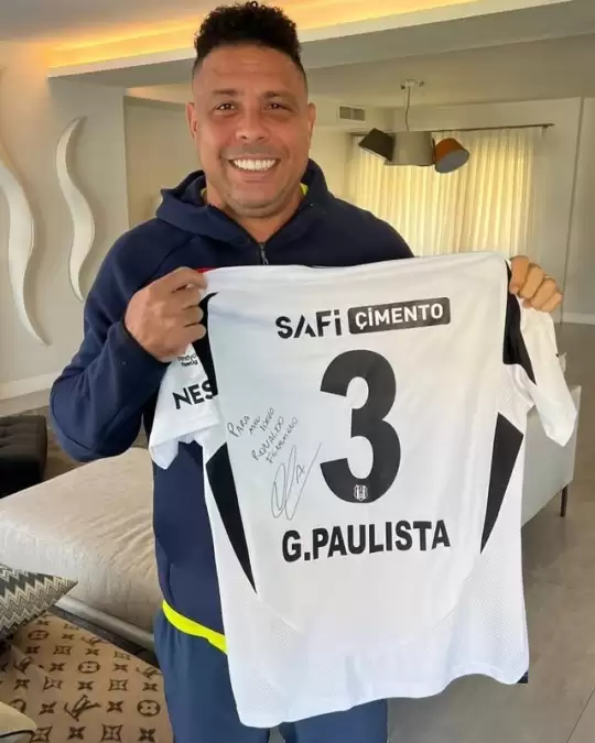 "Fenomen" Ronaldo Nazario Beşiktaş formasıyla poz verdi 1 fenomen ronaldo nazario besiktas formasiyla poz verdi 0 aBaAUmSe