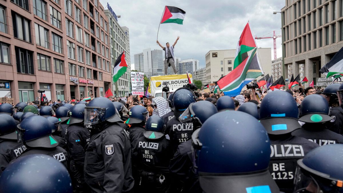 four foreign activists face deportation from germany after berlin university sit in ysmCASr7