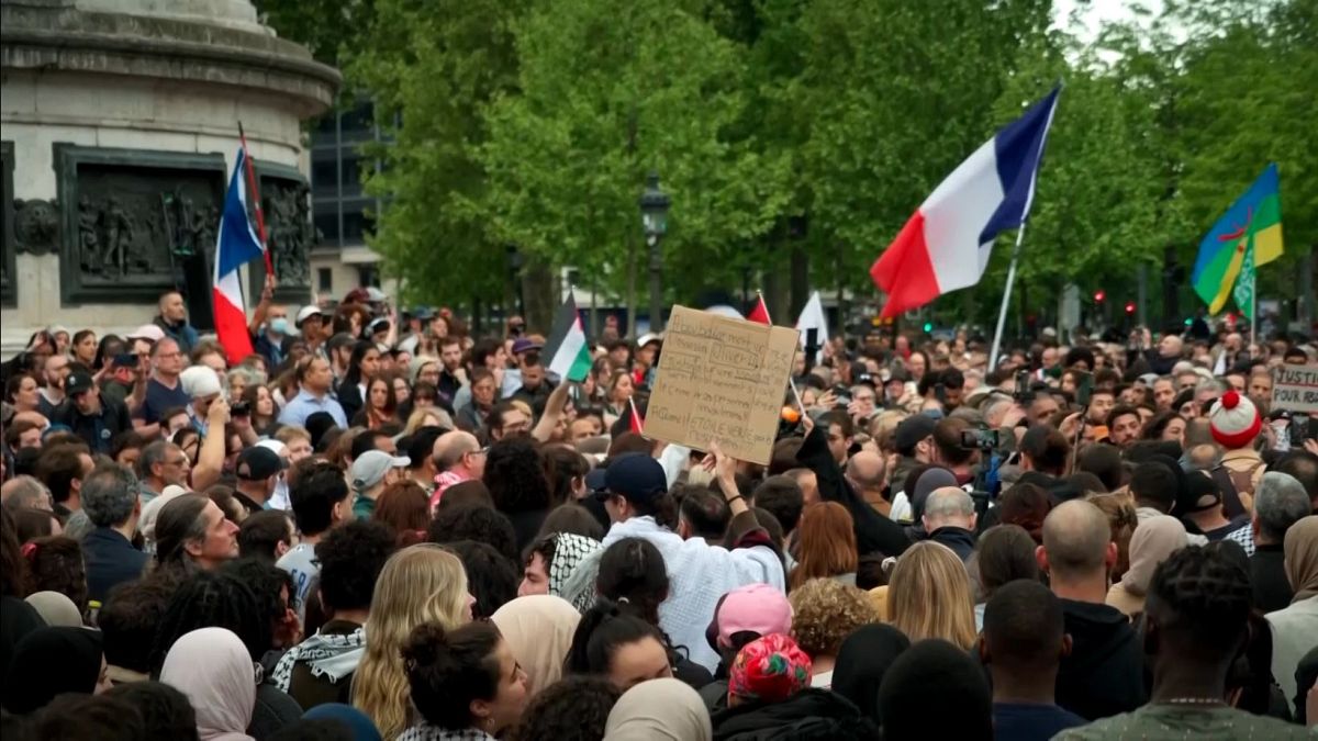 hundreds gather in paris as french muslim community mourns death of man brutally killed rBD1Fgbb