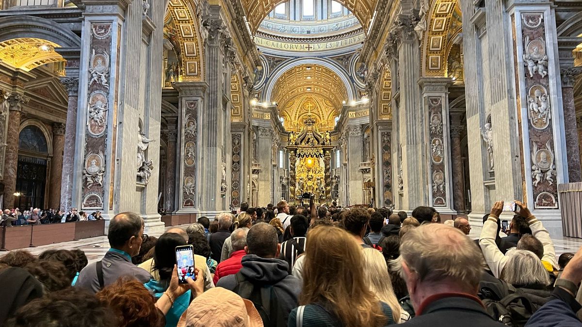 in silence and prayer thousands say farewell to pope francis at st peters basilica Phnr1Dyh