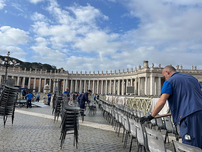 in silence and prayer thousands say farewell to pope francis at st peters basilica a4UO4rTr