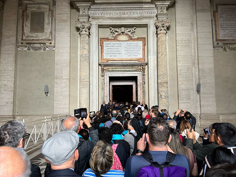 in silence and prayer thousands say farewell to pope francis at st peters basilica vhiRYmQj