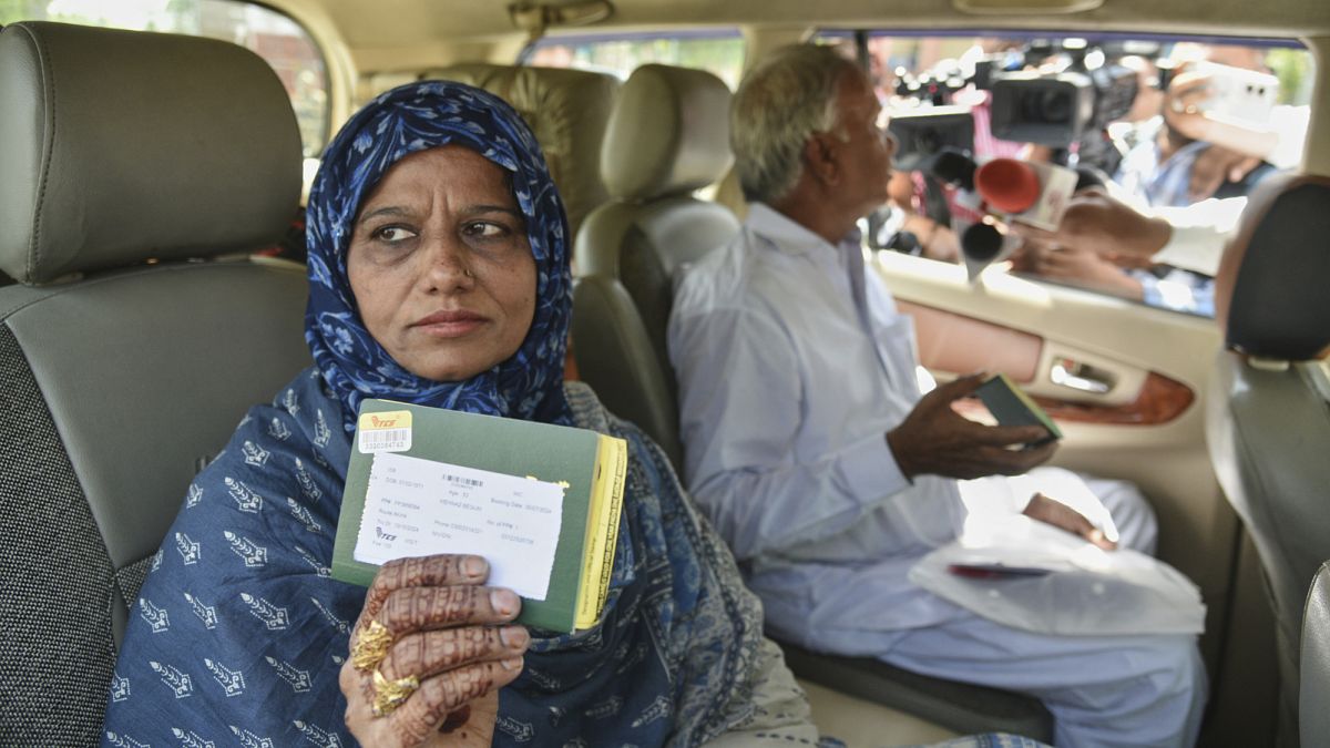india and pakistan cancel visas as rift deepens after mass shooting in kashmir DOqO6Plf