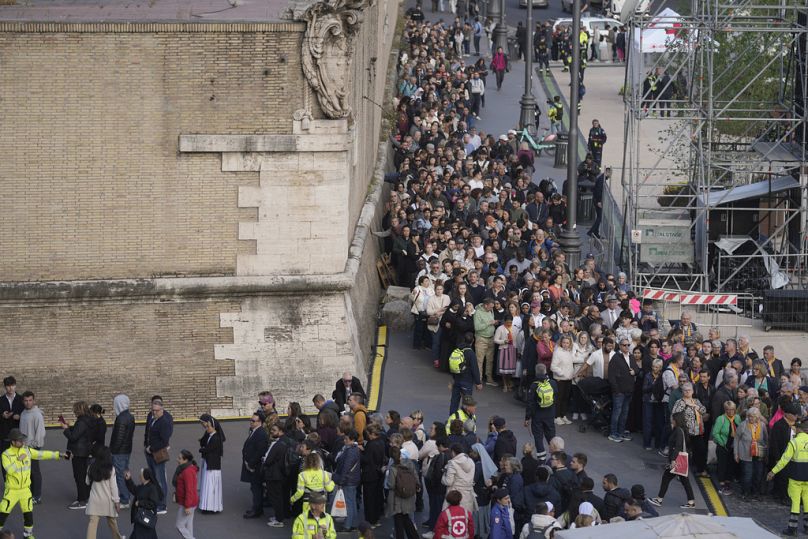 'It's so beautiful here but I miss the pope': Faithful and tourists in Rome mourn Pope Francis 1 its so beautiful here but i miss the pope faithful and tourists in rome 4KqGf7u2