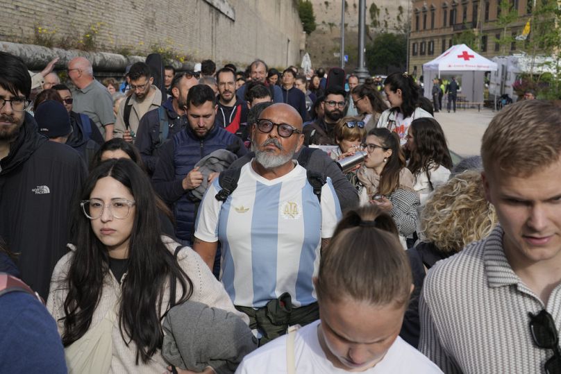 'It's so beautiful here but I miss the pope': Faithful and tourists in Rome mourn Pope Francis 2 its so beautiful here but i miss the pope faithful and tourists in rome tJgEX3Uu