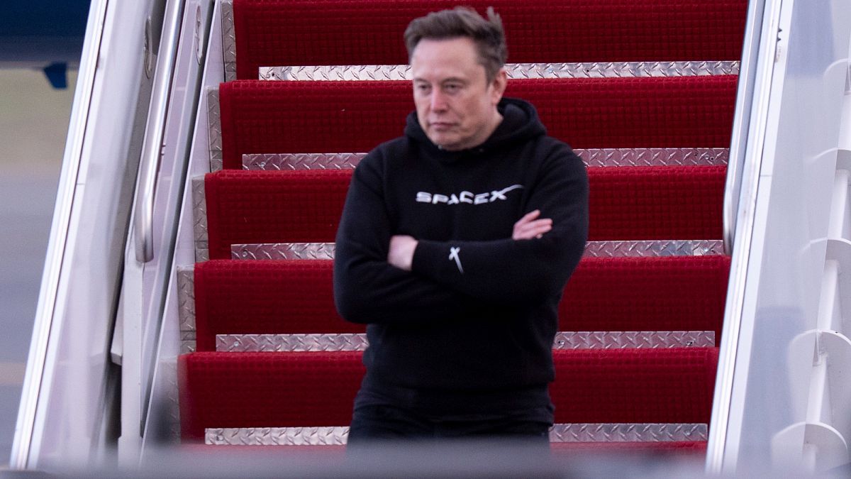 musk calls trump advisor moron in quarrel over tesla gqJO7Ohr