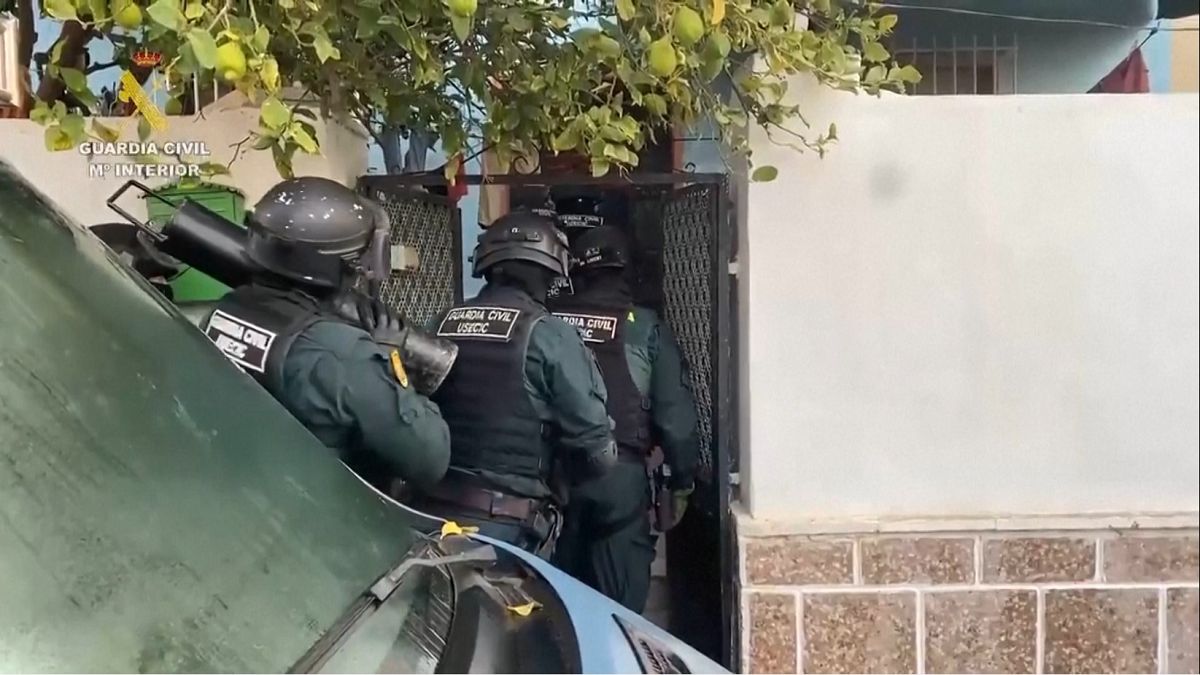 spanish authorities say they dismantled a human trafficking organisation smuggling migrants into eu F5bFekiW