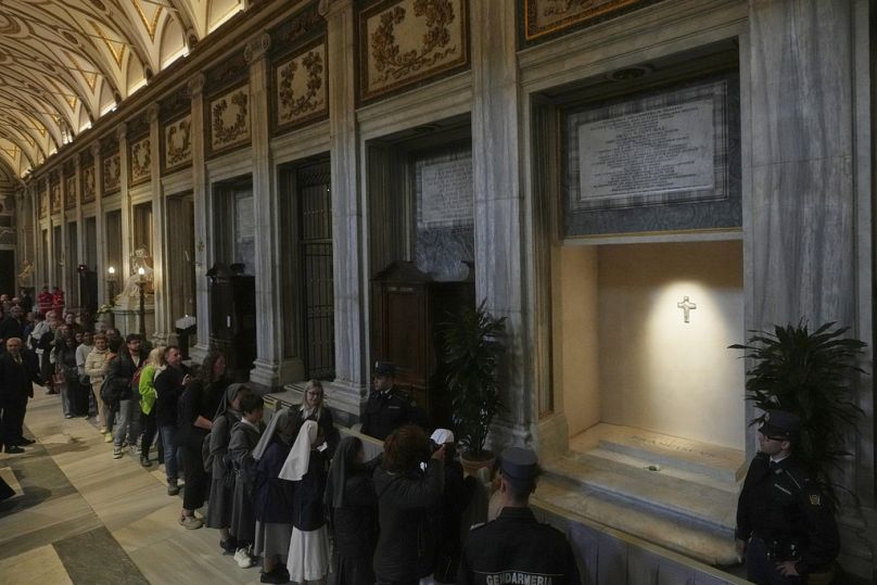 Thousands of faithful gather at Pope Francis' final resting place in Rome basilica 1 thousands of faithful gather at pope francis final resting place in rome basilica 0 RIbaFXq1