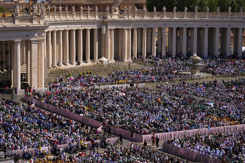 Thousands of faithful gather at Pope Francis' final resting place in Rome basilica 2 thousands of faithful gather at pope francis final resting place in rome basilica 1 GhkWTzuC